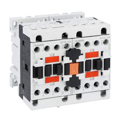 Reversing contactor assembly, AC coil, external interlock with power and auxiliary wiring, 9A AC3 in AC, 4.2kW. Coil voltage 24VAC 50/60Hz