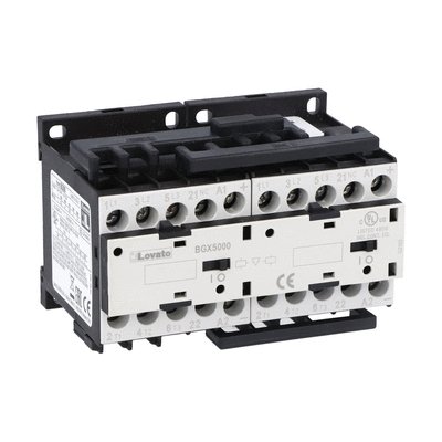 Reversing contactor assembly, DC coil, external interlock with power and auxiliary wiring, 9A AC3 in DC, 4kW. Coil voltage 220VDC