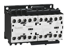Reversing contactor assembly, DC coil, external interlock with power and auxiliary wiring, 12A AC3 in DC, 5.7kW. Coil voltage 60VDC