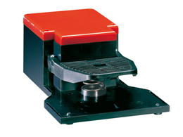 Foot switch, K series, one pedal, with free actuation, plastic-body, open. Contacts 1NO+1NC snap action